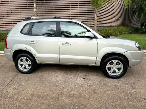 HYUNDAI TUCSON 2.0 MPFI GLS 16V 143CV 2WD FLEX 4P AUTOMÁTICO HYUNDAI TUCSON 2.0 MPFI GLS 16V 143CV 2WD FLEX 4P AUTOMÁTICO